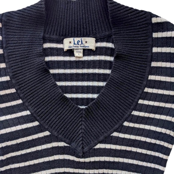 Fitted striped v-neck emo lei sweater. - Picture 2 of 4
